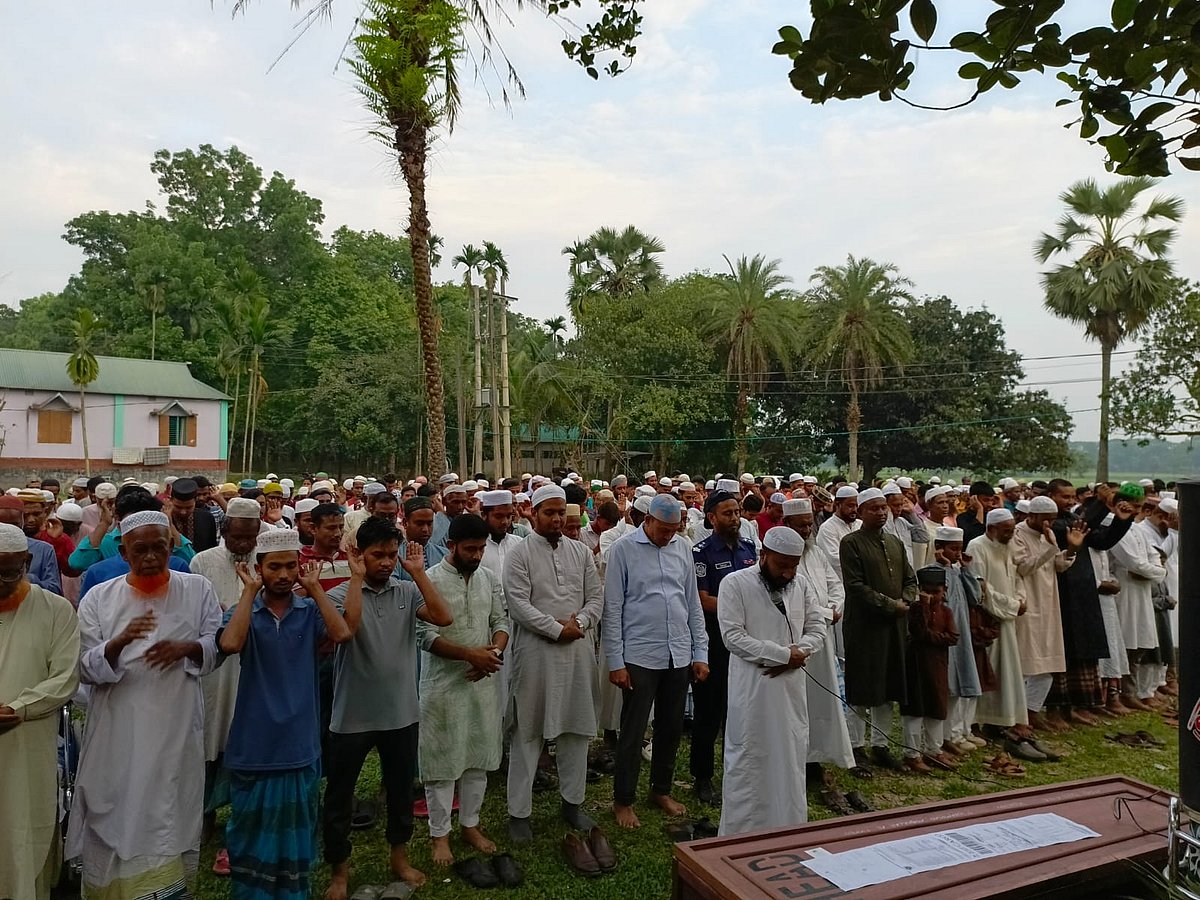 সৌদি আরবে ক্ষেপণাস্ত্র হামলায় নিহত আবদুল্লাহ আল মামুনের জানাজার নামাজ। সোমবার বিকেলে ময়মনসিংহের গফরগাঁওয়ের রসুলপুর ইউনিয়নের ভরভরা গ্রামে