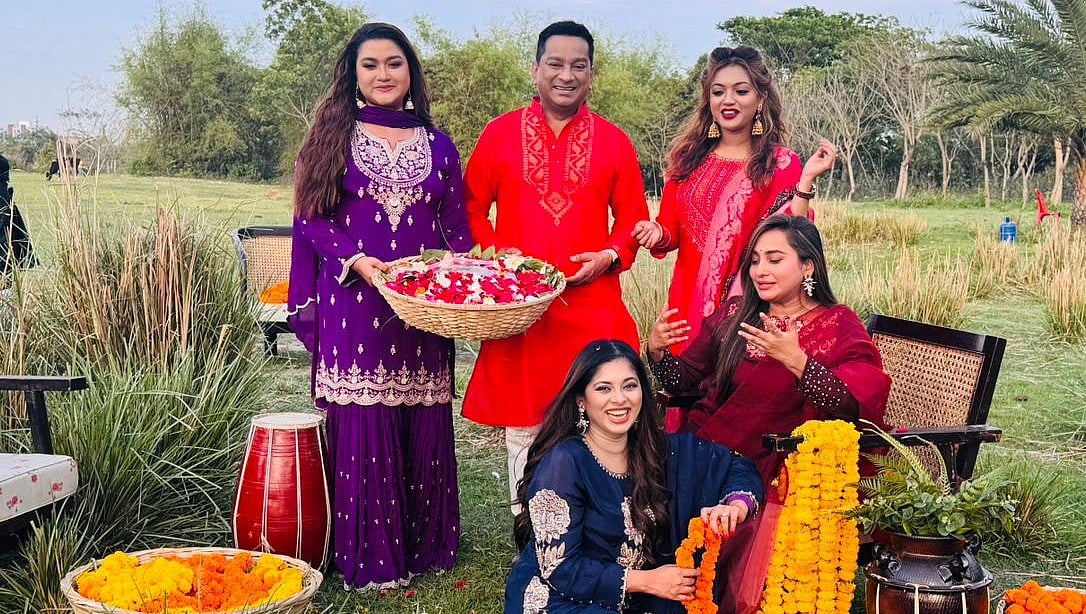 ‘বাজেরে বাজে ঢোল আর ঢাক’  গানের শুটিংয়ে শিল্পীরা