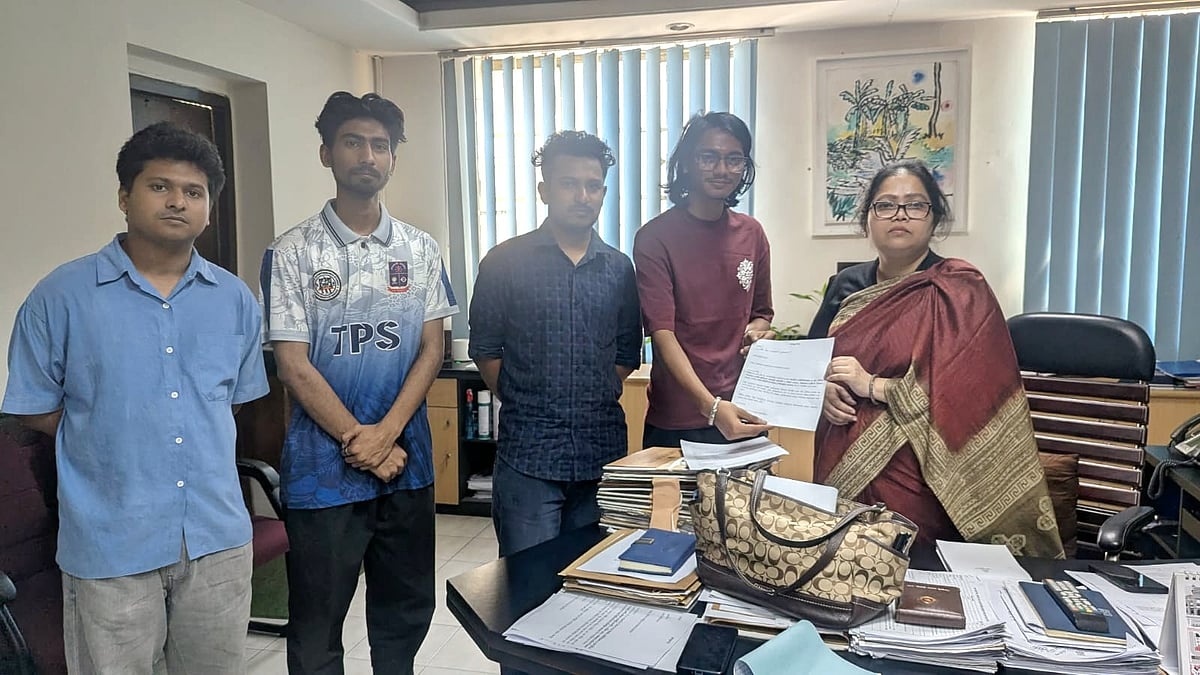 প্রতিবাদ হিসেবে ‘প্রশাসনিক কর্মকর্তাদের জন্য আয়োজিত প্রশিক্ষণ কর্মসূচির’ আমন্ত্রণপত্র ঢাকা বিশ্ববিদ্যালয়ের সহ–উপাচার্য (প্রশাসন) অধ্যাপক সায়মা হক বিদিশার হাতে তুলে দিচ্ছেন শিক্ষার্থীরা