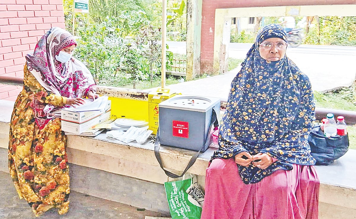 বরগুনা পৌর এলাকার চরকলোনী হামিদিয়া সরকারি প্রাথমিক বিদ্যালয় কেন্দ্রে গতকাল এক শর বেশি শিশু টিকা নিয়েছে। কিন্তু কেন্দ্রটির জন্য কোনো ব্যানার, এমনকি চেয়ার–টেবিলও ছিল না। খোলা বারান্দায় টিকা দিতে দেখা গেছে কর্মীদের