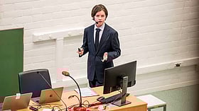 ১৫ বছরেই পিএইচডি, বিশ্বকে চমকে দেওয়া কে এই ‘লিটল আইনস্টাইন?