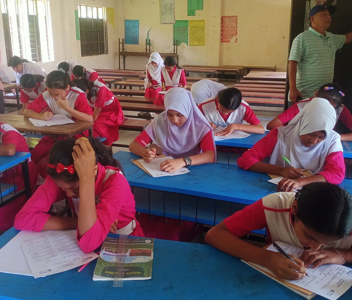 মুক্তিযুদ্ধ অলিম্পিয়াডে কুইজ প্রতিযোগিতায় অংশ নেয় শিক্ষার্থীরা। আজ সকালে রাঙামাটির সাপছড়ি উচ্চ বিদ্যালয়ে