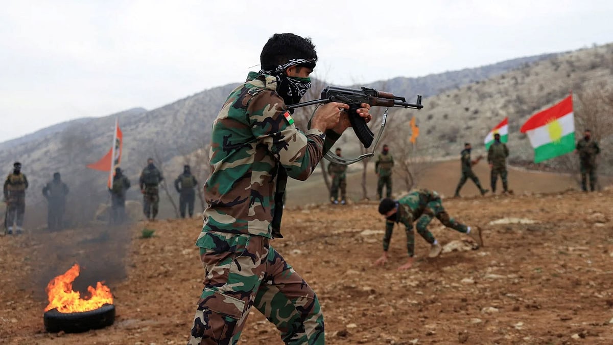 ইরাকের এরবিল শহরের উপকণ্ঠে একটি ঘাঁটিতে প্রশিক্ষণে অংশ নিচ্ছেন কুর্দিস্তান ফ্রিডম পার্টির ইরানি কুর্দি যোদ্ধারা। ১২ ফেব্রুয়ারি ২০২৬