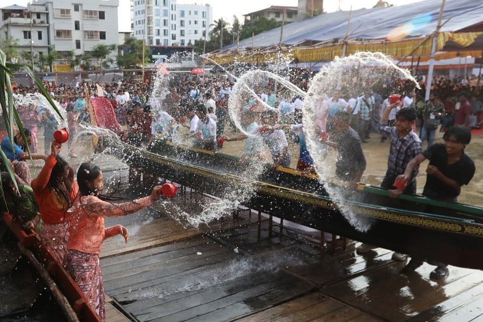 সাংগ্রাইং উৎসবে  মৈত্রী পানি বর্ষণ