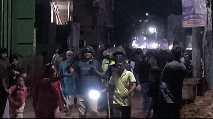 ভৈরবে টর্চের আলো জ্বালিয়ে কয়েক ঘণ্টা ধরে সংঘর্ষ চলে। গতকাল রোববার রাতে