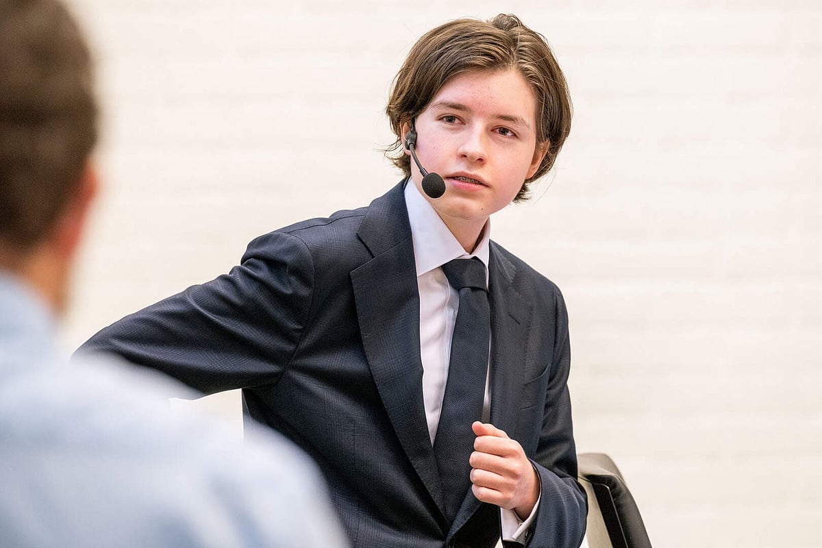 মাত্র ১৫ বছর বয়সে কোয়ান্টাম পদার্থবিজ্ঞানে পিএইচডি সম্পন্ন করে বিশ্বজুড়ে আলোচনায় এসেছে লরাঁ সিমন্স, যাকে অনেকেই বলছেন ‘বেলজিয়ামের লিটল আইনস্টাইন’