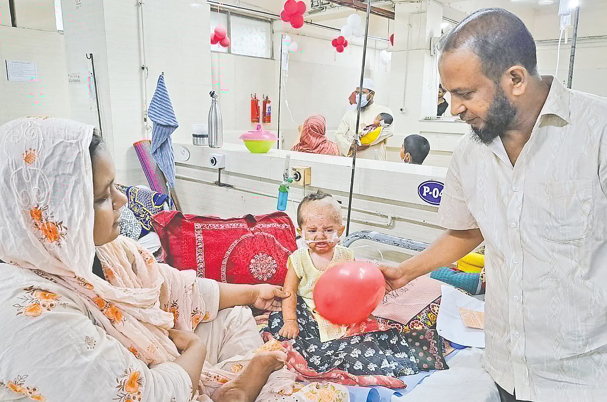 অসুস্থ শিশুটিকে শান্ত করতে স্বজনদের কেউ কেউ তার সামনে লাল বেলুন ধরছেন। এতে সে আরও বিরক্ত হচ্ছে। গতকাল রাজধানীর শ্যামলীতে বাংলাদেশ শিশু হাসপাতাল ও ইনস্টিটিউটের (শিশু হাসপাতাল) বিশেষায়িত হাম ওয়ার্ডে
