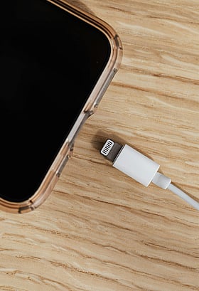 আসলেই কি মোবাইল ফোন সংযুক্ত না থাকলেও চার্জার প্লাগে লাগানো থাকলেই বিদ্যুৎ খরচ হয়