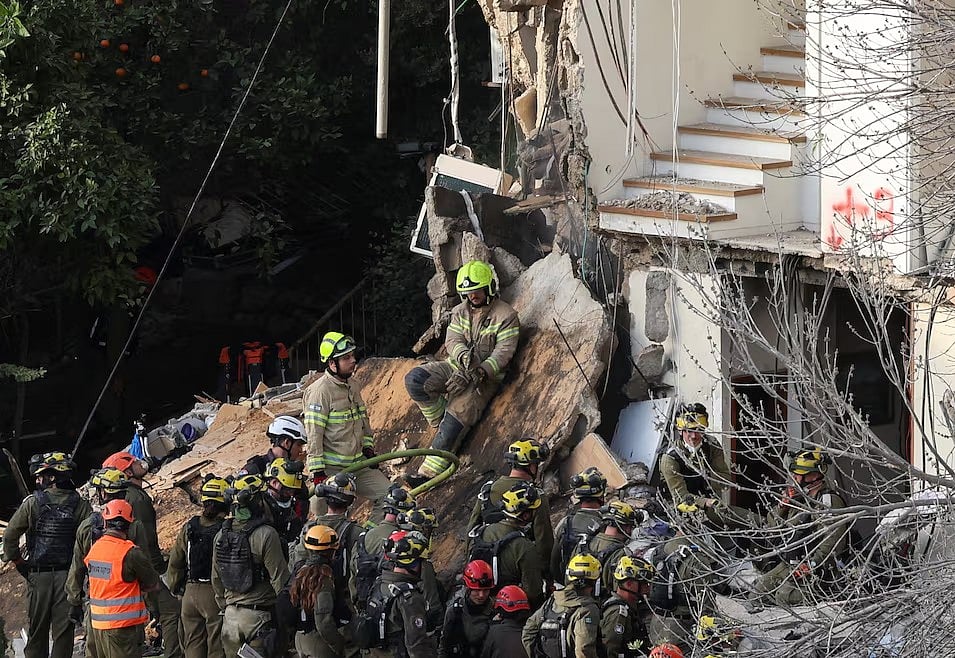 ইরানের ক্ষেপণাস্ত্রের আঘাতে ক্ষতিগ্রস্ত একটি ভবনে উদ্ধারকাজ চালাচ্ছেন ইসরায়েলের জরুরি বিভাগের কর্মীরা। হাইফা, ৬ এপ্রিল ২০২৬