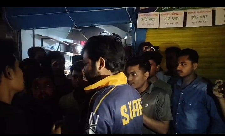 রাজশাহী বিশ্ববিদ্যালয়ে এক দোকানিকে মারধরের অভিযোগ উঠেছে ছাত্রদল নেতা-কর্মীদের বিরুদ্ধে। গতকাল রোববার রাতে ক্যাম্পাসের পরিবহন মার্কেটে