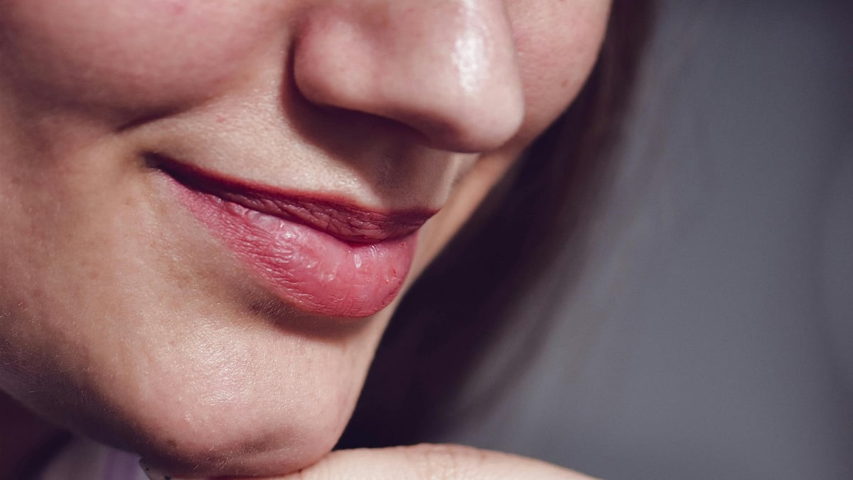 একমাত্র মানুষেরই স্পষ্ট চিবুক বা চোয়ালের নিচের হাড়ের বাড়তি অংশ রয়েছে