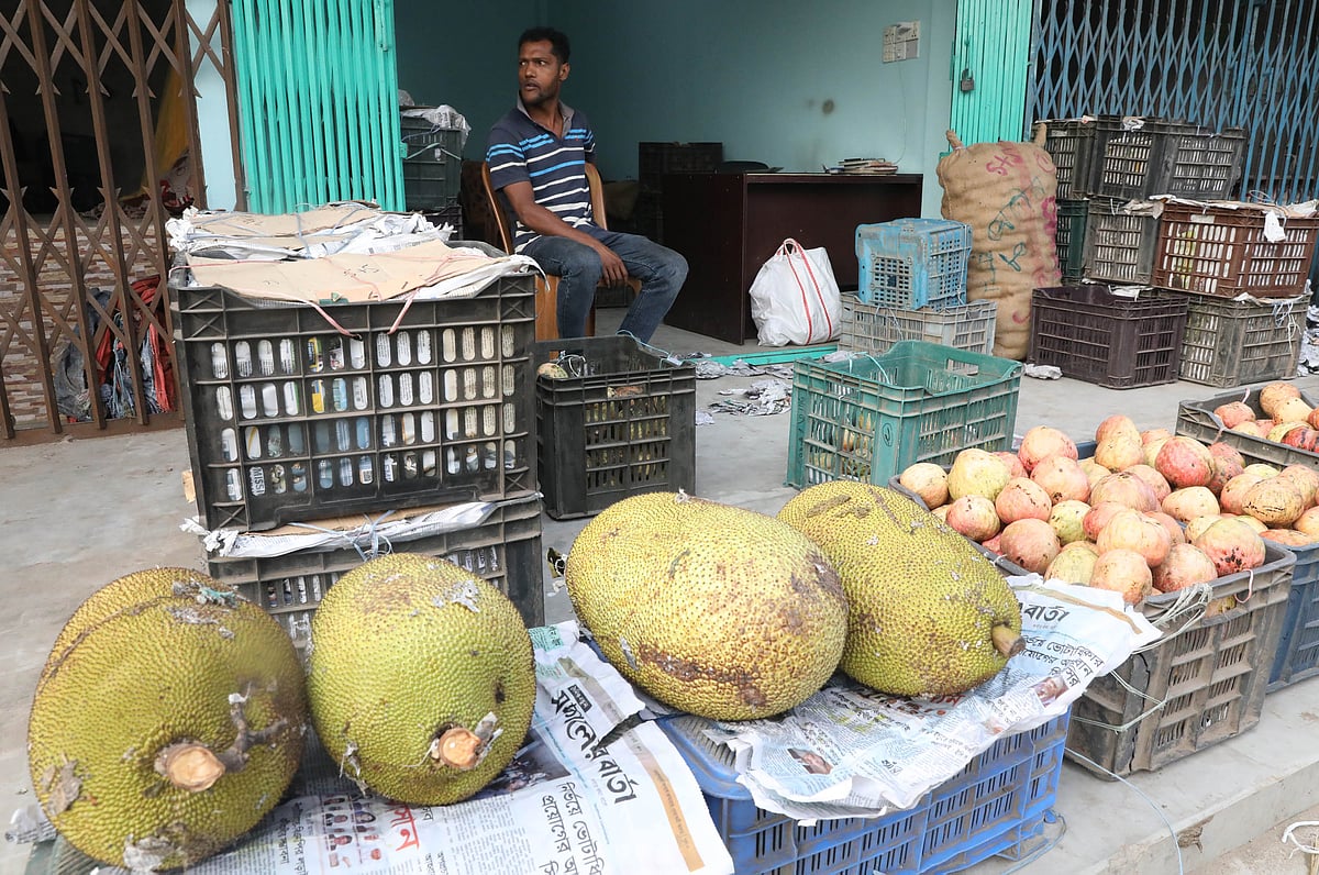 গ্রীষ্মের দেশি ফল আড়তে