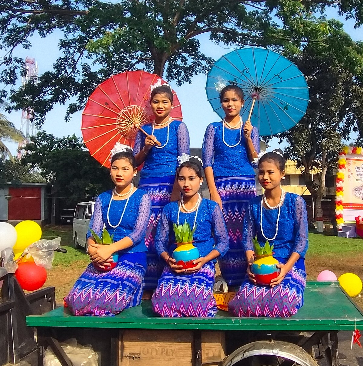 পাহাড়ি সাজে কয়েকজন কিশোরী