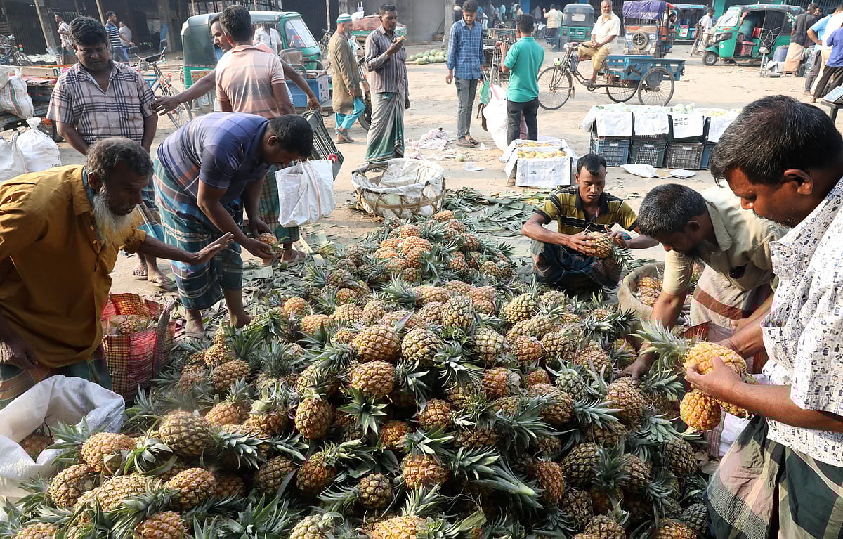 গ্রীষ্মের দেশি ফল আড়তে