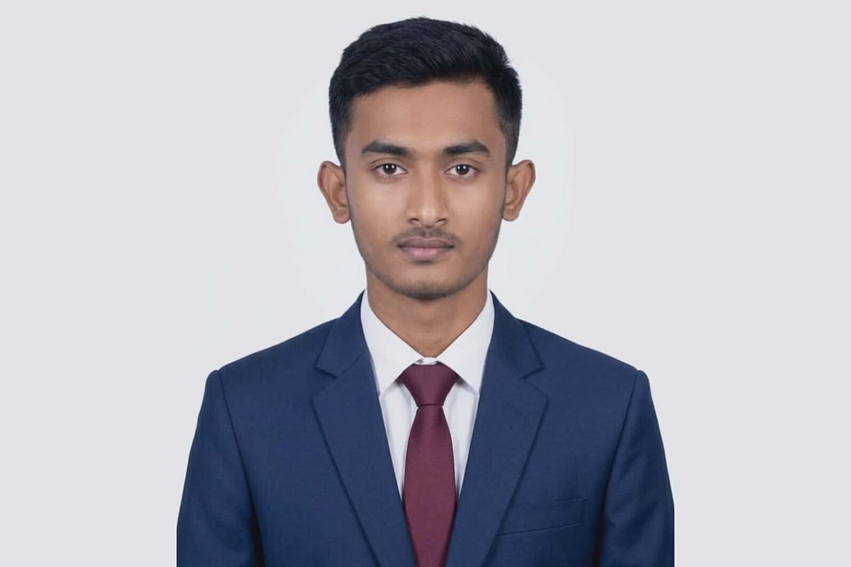 নোয়াখালী বিজ্ঞান ও প্রযুক্তি বিশ্ববিদ্যালয় কেন্দ্রে পরীক্ষা দেওয়া মিজানুর রহমান