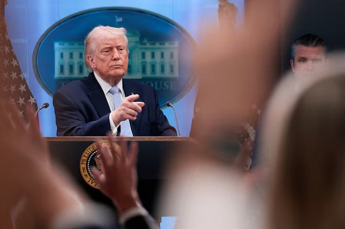 মার্কিন প্রেসিডেন্ট ডোনাল্ড ট্রাম্প সংবাদ সম্মেলনে সাংবাদিকদের কাছ থেকে প্রশ্ন নিচ্ছেন