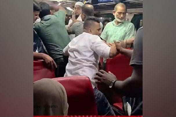 চট্টলা এক্সপ্রেস ট্রেনে বিনা টিকিটে একদল লোক টিকিটধারী যাত্রীদের মারধর করে