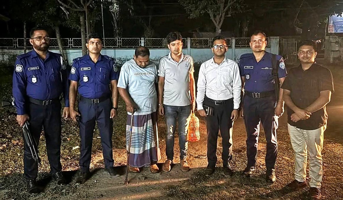 সাজাপ্রাপ্ত মো. হাবিব (৪৫) ও তাঁর জামাতা নাজমুল হাসান (৩৩)। গতকাল রাতে জামালপুর সদর থানা প্রাঙ্গণে