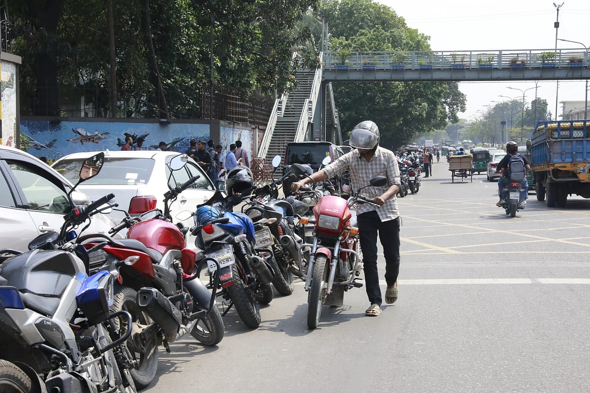 জ্বালানি তেল নিতে এসে ঠেলে নিজের মোটরসাইকেল সারির একেবারে শেষে নিয়ে যাচ্ছেন এই চালক। রাজধানীর বিজয় সরণির ট্রাস্ট ফিলিং স্টেশনের সামনে। আজ মঙ্গলবার দুপুরে