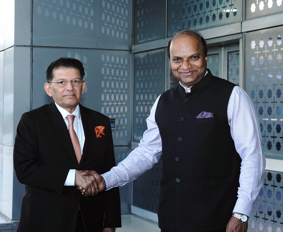 পররাষ্ট্রমন্ত্রী খলিলুর রহমান আজ মঙ্গলবার বিকেলে দিল্লিতে পৌঁছালে তাঁকে স্বাগত জানান ভারতের পররাষ্ট্র মন্ত্রণালয়ের বাংলাদেশ-মিয়ানমার বিভাগের প্রধান বি শ্যাম