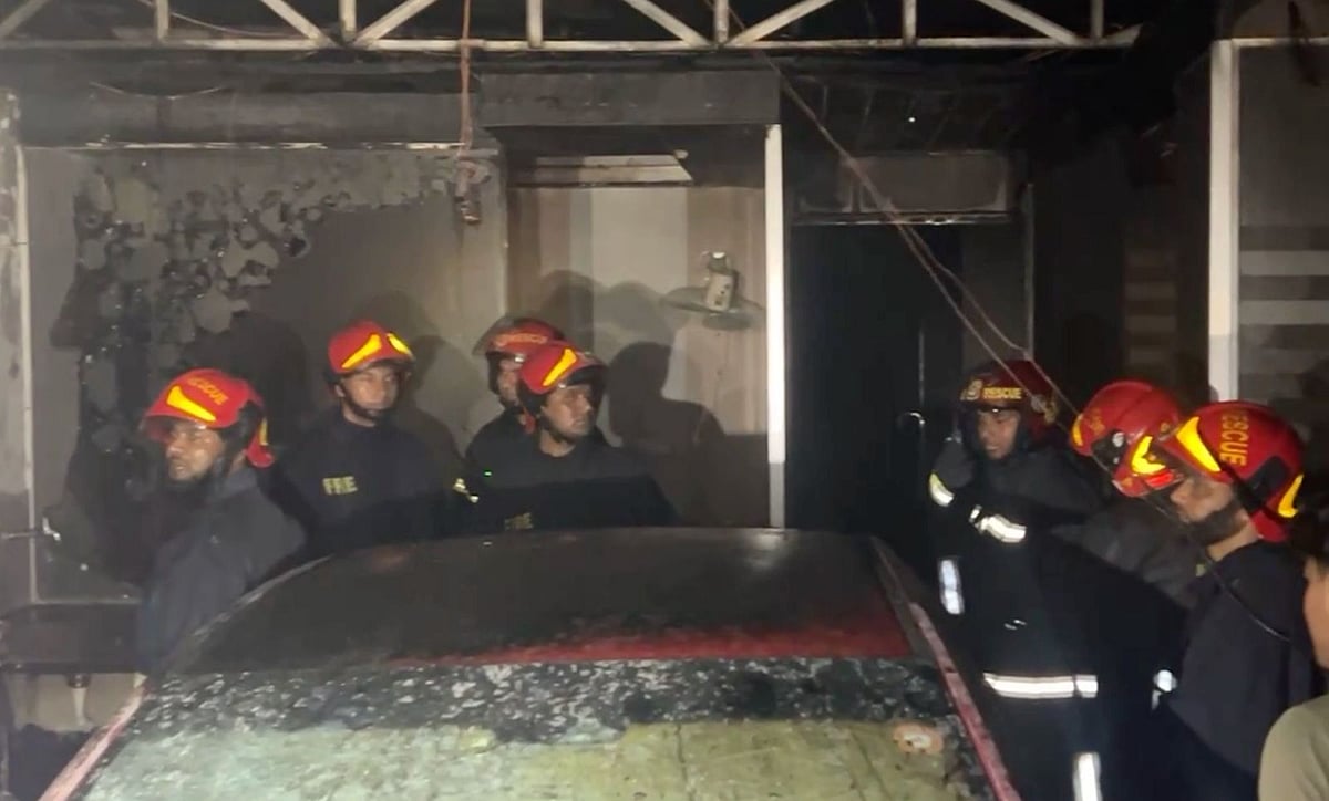 কারওয়ান বাজারে মধ্যরাতে গাড়ির শোরুমের আগুন নিয়ন্ত্রণের পর ফায়ার সার্ভিসের সদস্যদের উদ্ধার তৎপরতা। ৭ এপ্রিল, ২০২৬