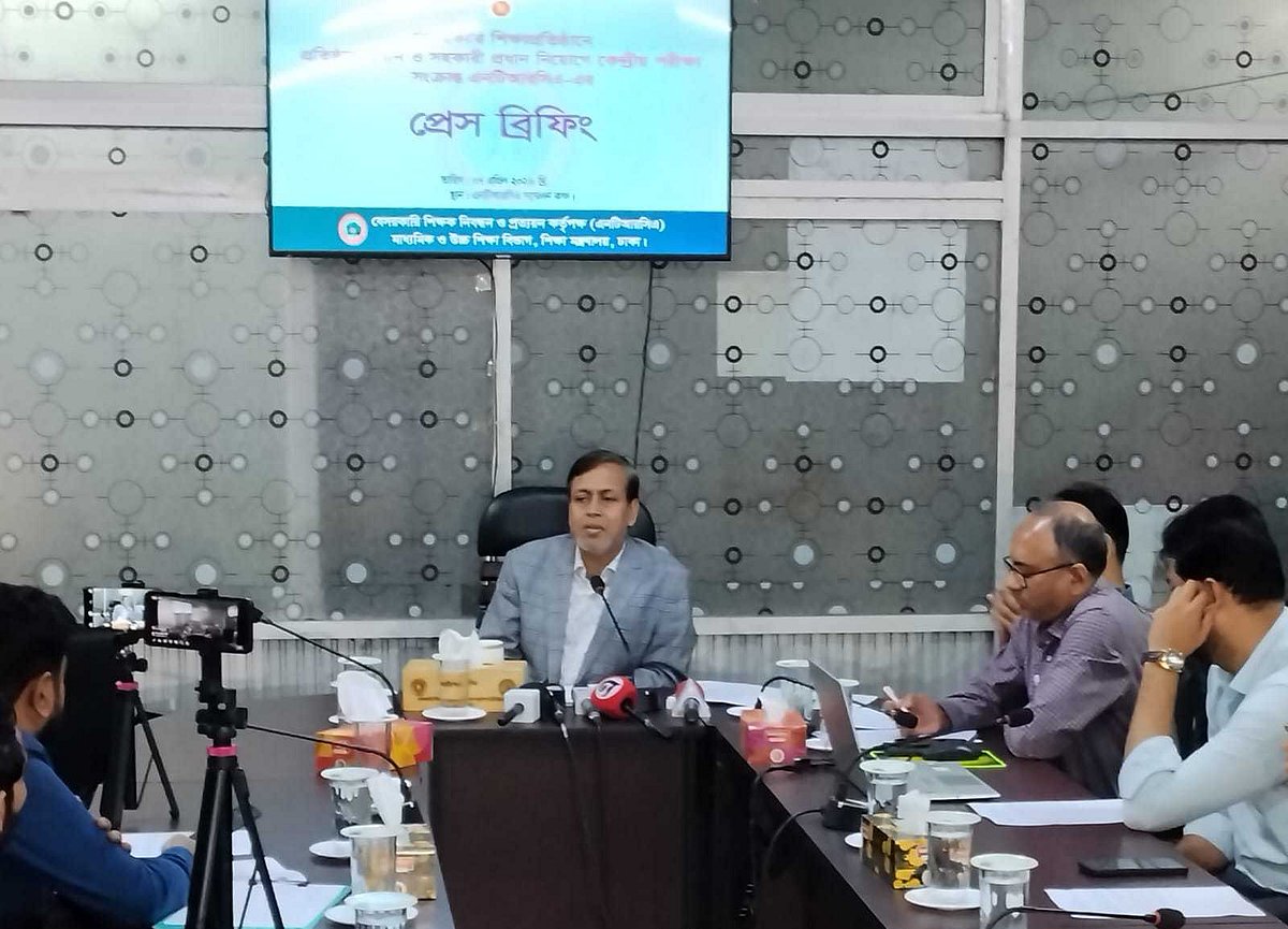 বেসরকারি শিক্ষক নিবন্ধন ও প্রত্যয়ন কর্তৃপক্ষ (এনটিআরসিএ) প্রতিষ্ঠানপ্রধান ও সহকারী প্রধান পদে নিয়োগসহ বিভিন্ন বিষয় নিয়ে সংবাদ সম্মেলন করেছে