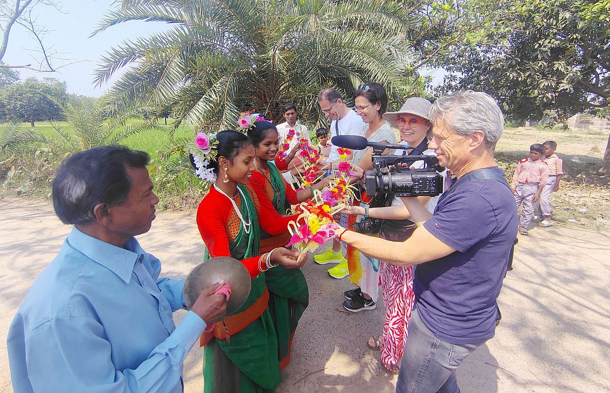 আলোর পাঠশালা পরিদর্শনে আসেন বেলজিয়ামের চার নাগরিক। এ সময় তাঁদের ফুল দিয়ে শুভেচ্ছা জানায় বিদ্যালয়ের শিক্ষার্থীরা। আজ মঙ্গলবার সকালে রাজশাহীর গোদাগাড়ীর বাবুডাইংয়ে