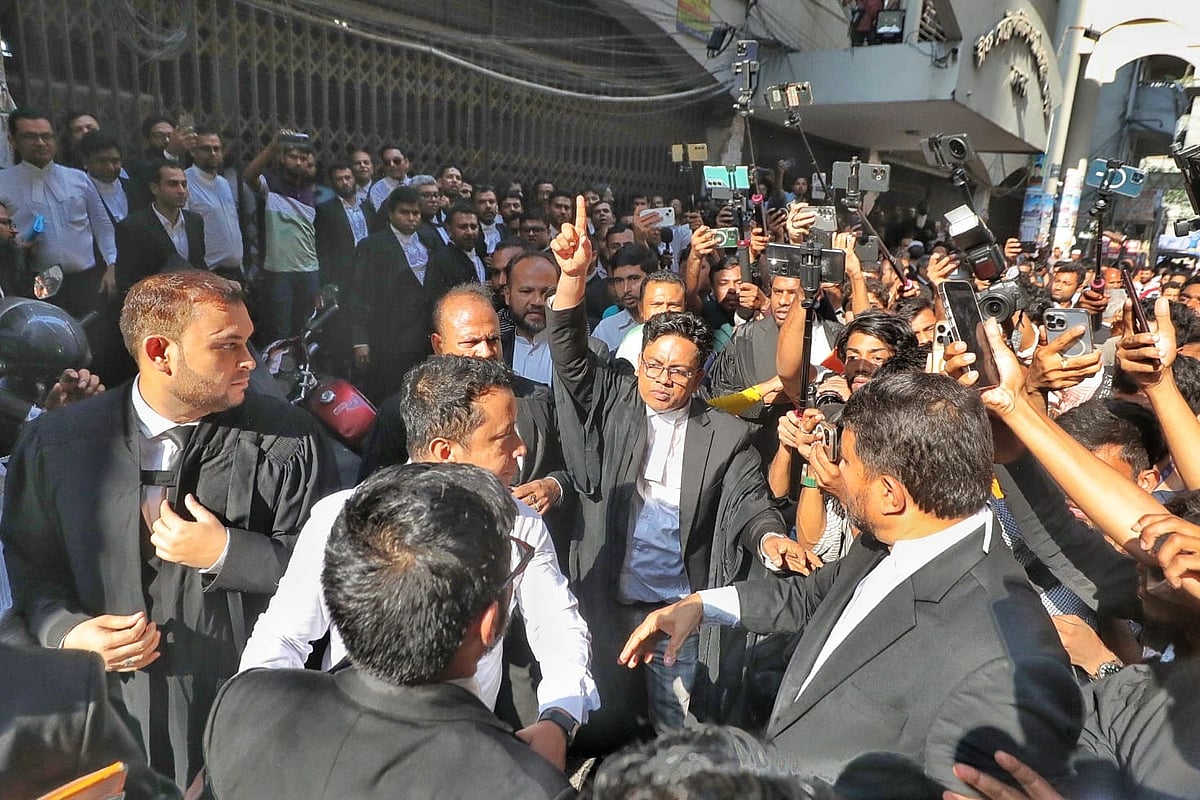 সাবেক স্পিকার শিরীন শারমিন চৌধুরীকে আদালত কারাগারে পাঠানোর আদেশ দেওয়ার পর আওয়ামী লীগ ও বিএনপিপন্থী আইনজীবীদের মধ্যে পাল্টাপাল্টি স্লোগান ও হট্টগোলের ঘটনা ঘটে। আজ মঙ্গলবার বিকেলে ঢাকার সিএমএম আদালত প্রাঙ্গণে