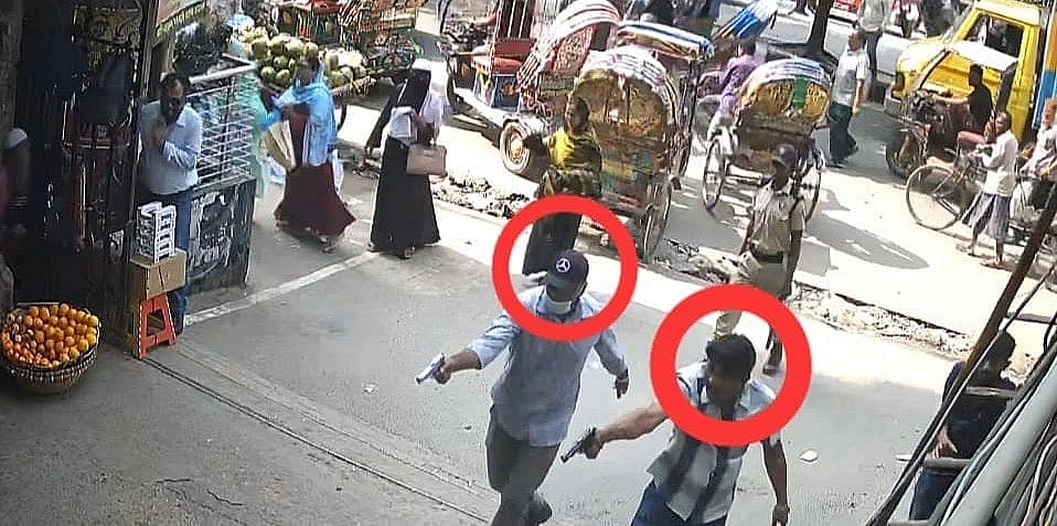 পুরান ঢাকার ন্যাশনাল মেডিকেল কলেজের সামনে গত বছরের ১০ নভেম্বর তারিক সাঈফ মামুনকে এভাবেই গুলি করছিলেন ফারুক হোসেন ফয়সাল (ডানে) ও রবিন আহম্মেদ পিয়াস