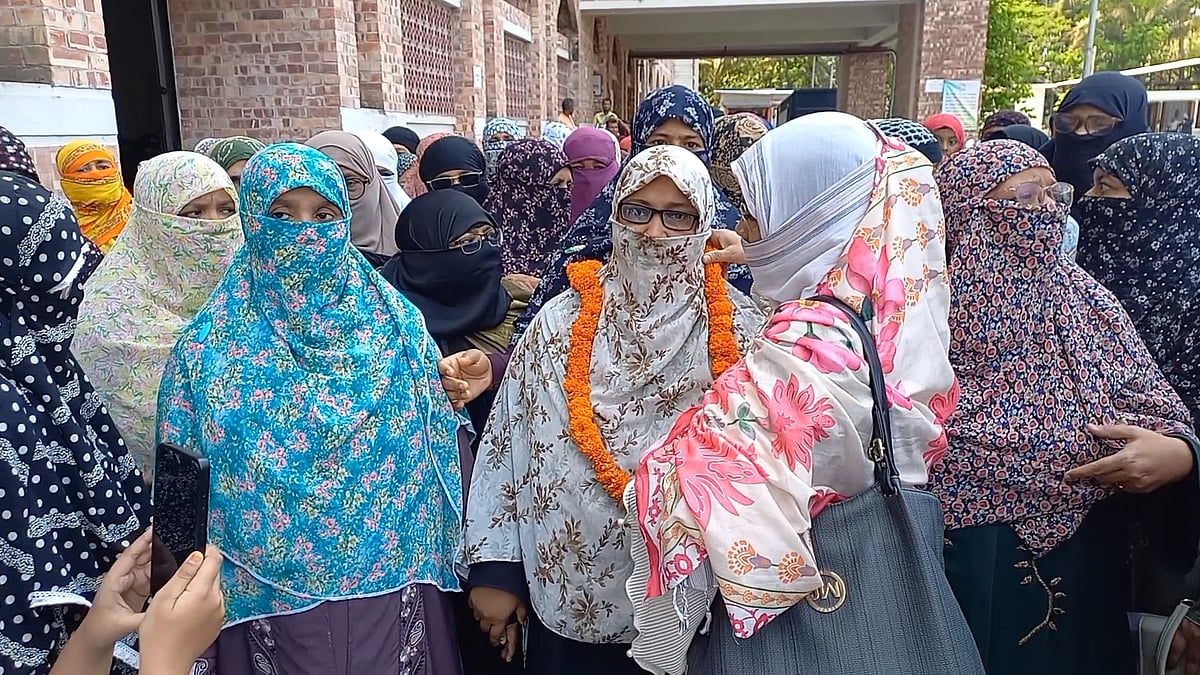 কোর্টহাজত থেকে বের হওয়ার সময় সওদা বেগমকে জামায়াত ও অঙ্গ সংগঠনের নেতা–কর্মীরা ফুল দিয়ে বরণ করে নেন। আজ মঙ্গলবার