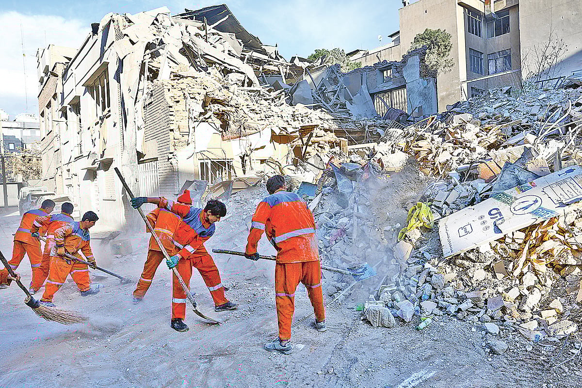 যুক্তরাষ্ট্র ও ইসরায়েলের চলমান হামলা থেকে রেহাই পাচ্ছে না উপাসনালয়ও। হামলায় বিধ্বস্ত ইহুদিদের একটি সিনাগগের ধ্বংসাবশেষ সরানোর কাজ করছেন জরুরি বিভাগের কর্মীরা। গতকাল ইরানের রাজধানী তেহরানে