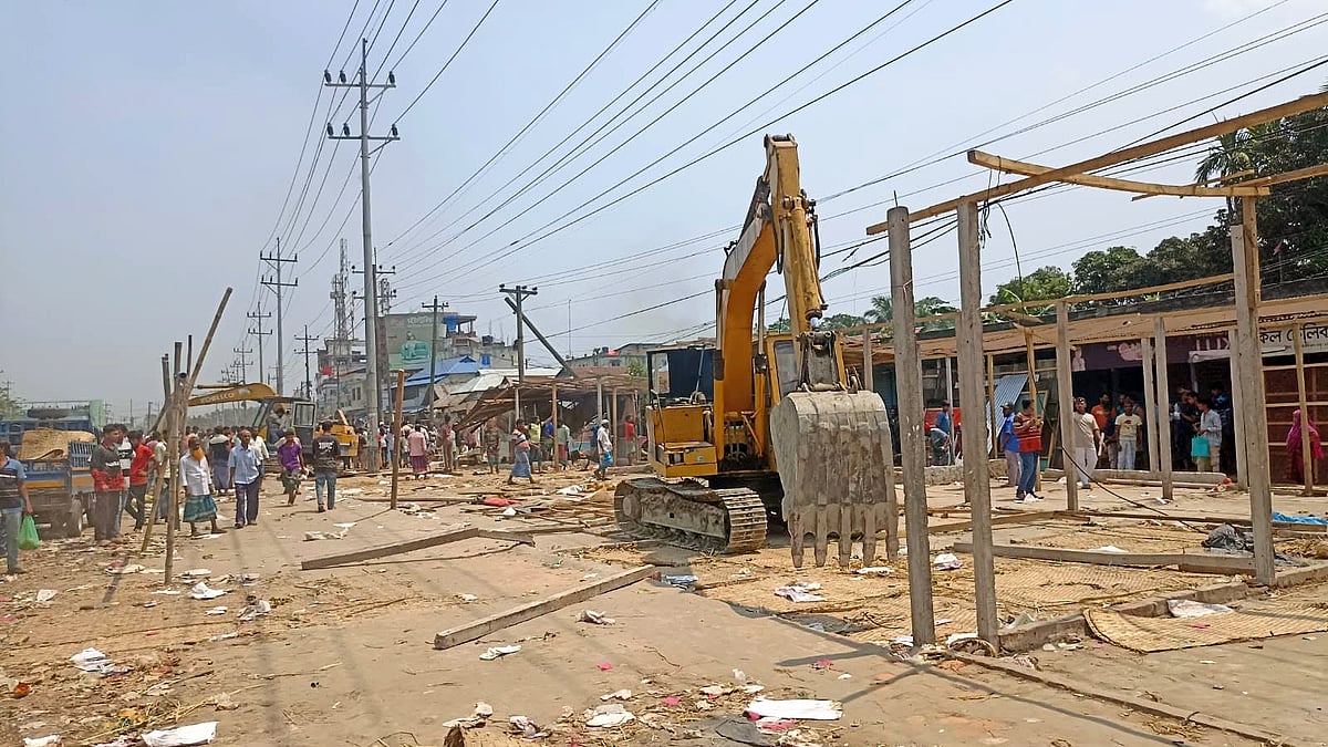 কুমিল্লার নিমসার বাজারে মহাসড়কের পাশে চার শতাধিক অবৈধ স্থাপনা উচ্ছেদ করেছে সওজ। গতকাল সোমবার