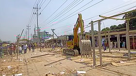 কুমিল্লার নিমসার বাজারে মহাসড়কের পাশে চার শতাধিক অবৈধ স্থাপনা উচ্ছেদ