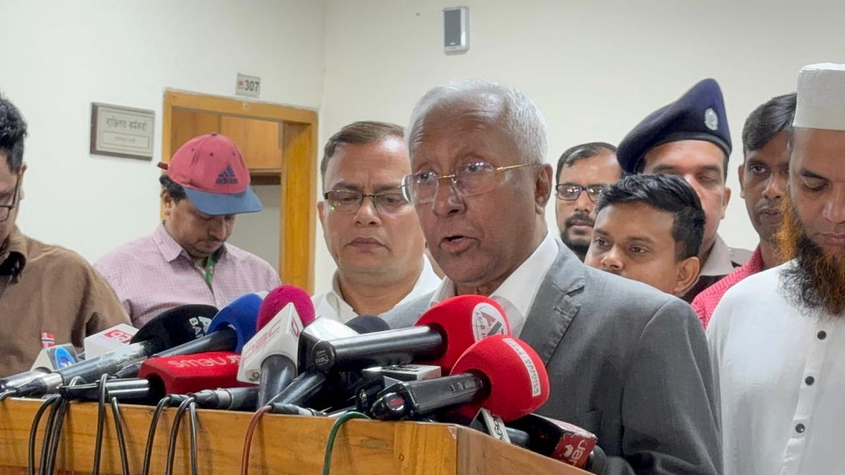 ব্রিফিংয়ে নির্বাচন কমিশনের (ইসি) জ্যেষ্ঠ সচিব আখতার আহমেদ। আজ বুধবার রাজধানীর আগারগাঁওয়ে নির্বাচন ভবনে