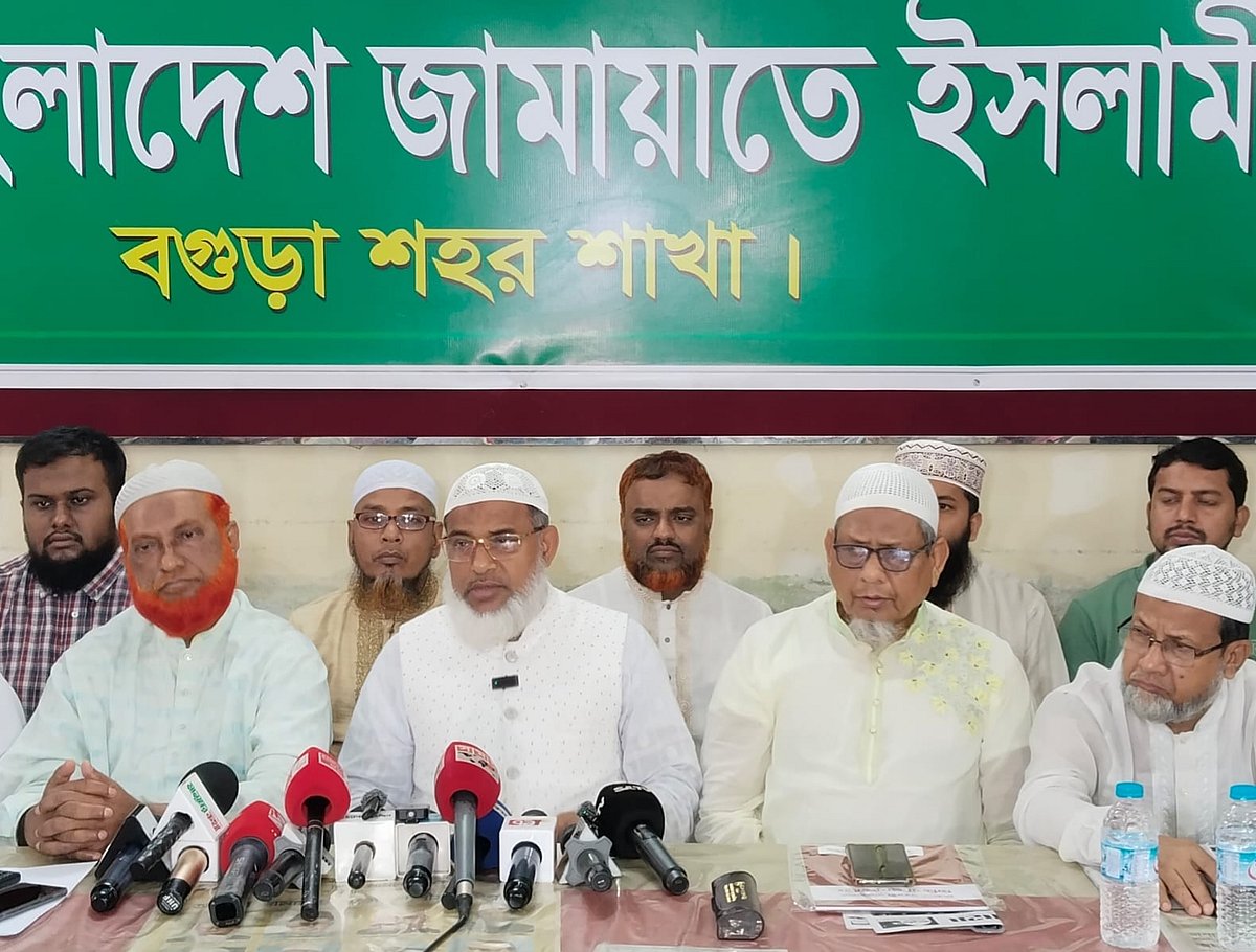 বগুড়া-৬ (সদর) আসনের উপনির্বাচনে বিভিন্ন অভিযোগ তুলে জামায়াতের প্রার্থী আবিদুর রহমানের সংবাদ সম্মেলন। বুধবার দুপুরে শহরের নওয়াববাড়ি সড়কে দলীয় কার্যালয়ে