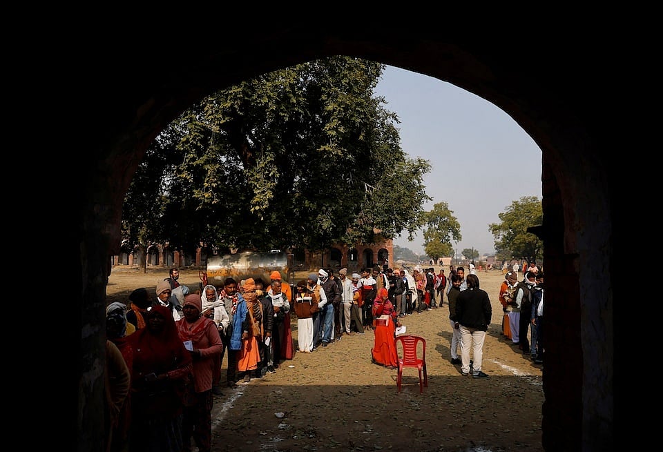 ভারতের উত্তর প্রদেশ রাজ্যের বৃন্দাবনে বিধানসভা নির্বাচনে ভোট দেওয়ার জন্য একটি ভোটকেন্দ্রের বাইরে লাইনে দাঁড়িয়ে আছেন ভোটাররা। ১০ ফেব্রুয়ারি ২০২২
