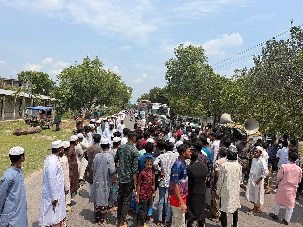 ময়মনসিংহের ঈশ্বরগঞ্জে গতিরোধকের দাবিতে সড়ক অবরোধ। আজ দুপুরে ময়মনসিংহ-কিশোরগঞ্জ আঞ্চলিক মহাসড়কের মাইজবাগ এলাকায়