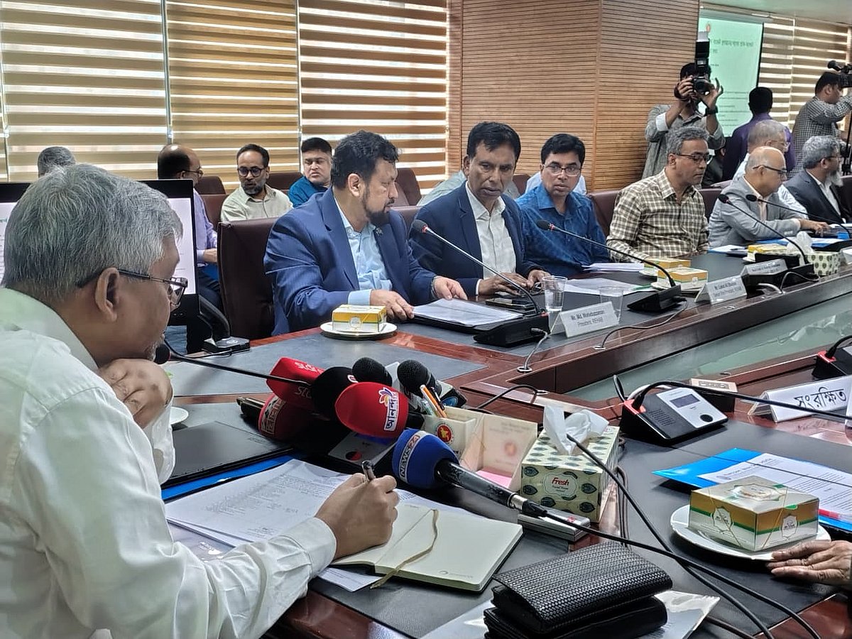 জাতীয় রাজস্ব বোর্ডের (এনবিআর) চেয়ারম্যান আবদুর রহমান খানের সভাপতিত্বে প্রাক–বাজেট আলোচনায় আবাসন ব্যবসায়ীদের সংগঠন রিহ্যাব নেতারা কথা বলেন। আজ আগারগাঁওয়ে এনবিআর ভবনে।