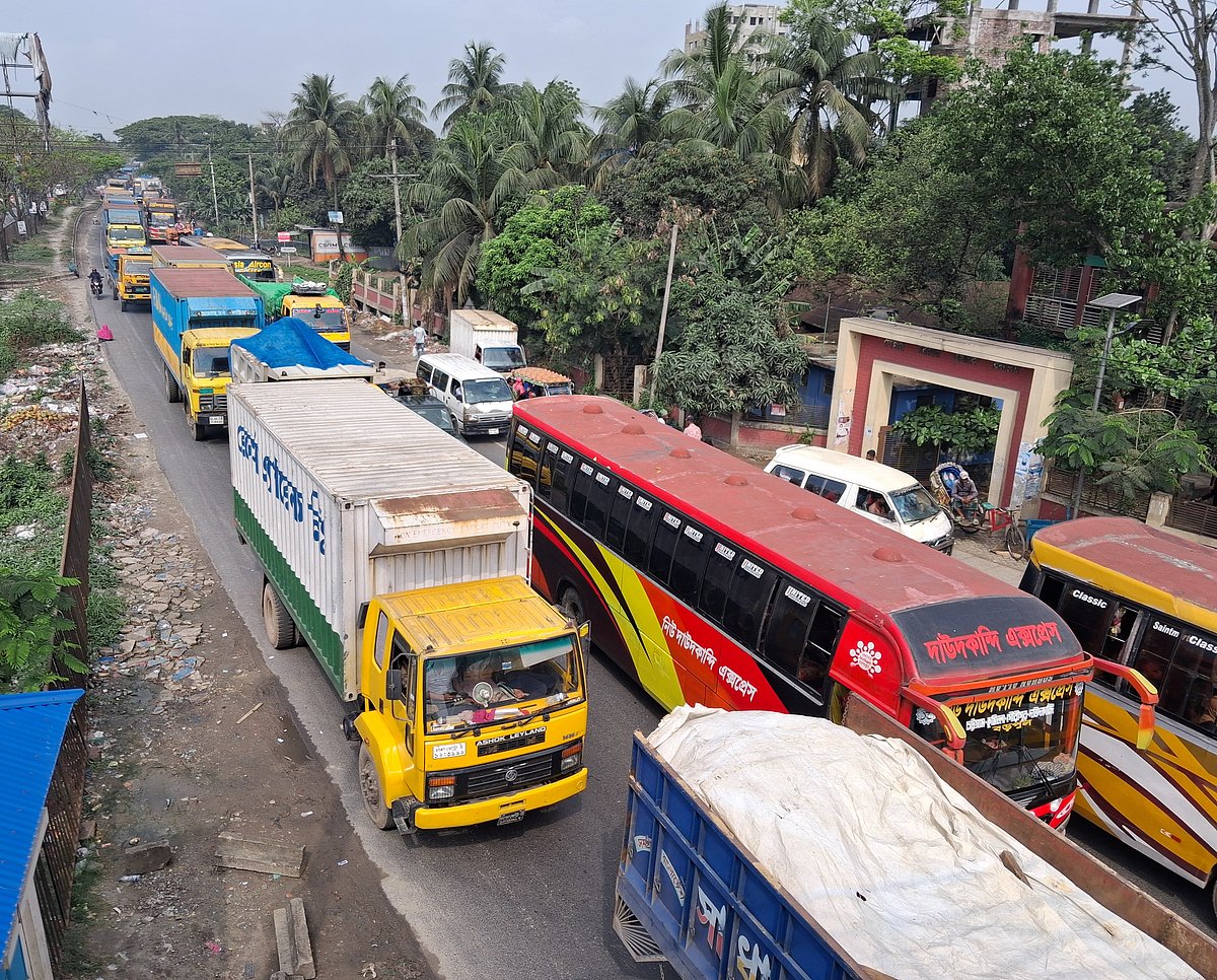 ভোরের পর থেকেই ধীরে ধীরে যানবাহনের চাপ বাড়তে থাকে। একপর্যায়ে কুমিল্লার দাউদকান্দি উপজেলার রাজারহাট থেকে গৌরীপুর পর্যন্ত সড়কে দীর্ঘ যানজটের সৃষ্টি হয়। আজ সকালে গৌরীপুর এলাকার ঢাকা-চট্টগ্রাম মহাসড়কে
