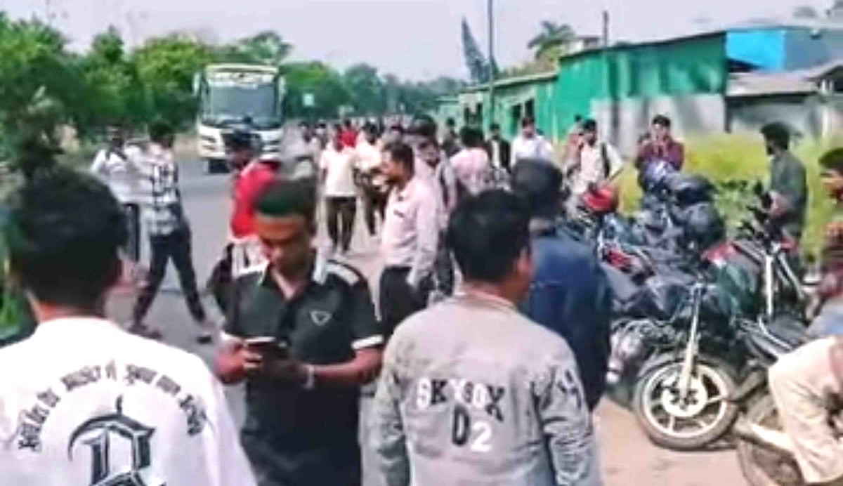 নাটোরে জ্বালানি তেলের দাবিতে আজ বুধবার বেলা সাড়ে ১১টার দিকে একদল লোক বনপাড়া-হাটিকুমরুল মহাসড়ক অবরোধ করেন