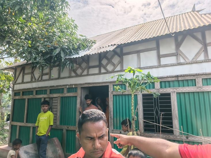 নারায়ণগঞ্জের আড়াইহাজার উপজেলায় মালয়েশিয়াপ্রবাসী শাহ পরানের বাড়িতে ডাকাতির ঘটনা ঘটে। আজ বুধবার সকালে বিশনন্দী ইউনিয়নের কড়ইতলা গ্রামে