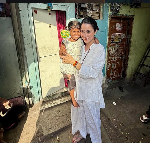 বস্তির এক শিশুশিক্ষার্থীর সঙ্গে রুবেল নাগি