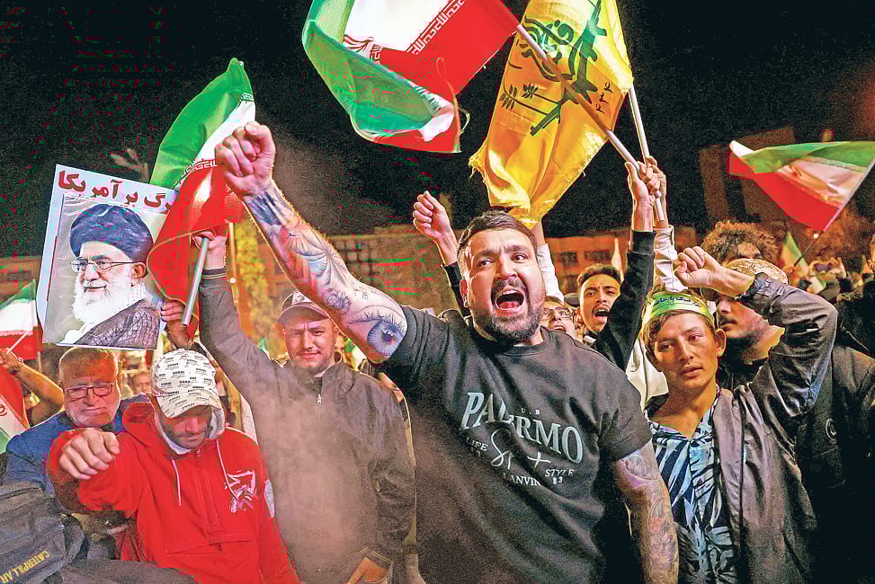 প্রায় ছয় সপ্তাহ ধরে ধ্বংসযজ্ঞ ও রক্তপাতের পর এসেছে যুদ্ধবিরতির ঘোষণা। এ খবরে রাস্তায় নেমে ইরানিদের উল্লাস। গতকাল ইরানের রাজধানী তেহরানে