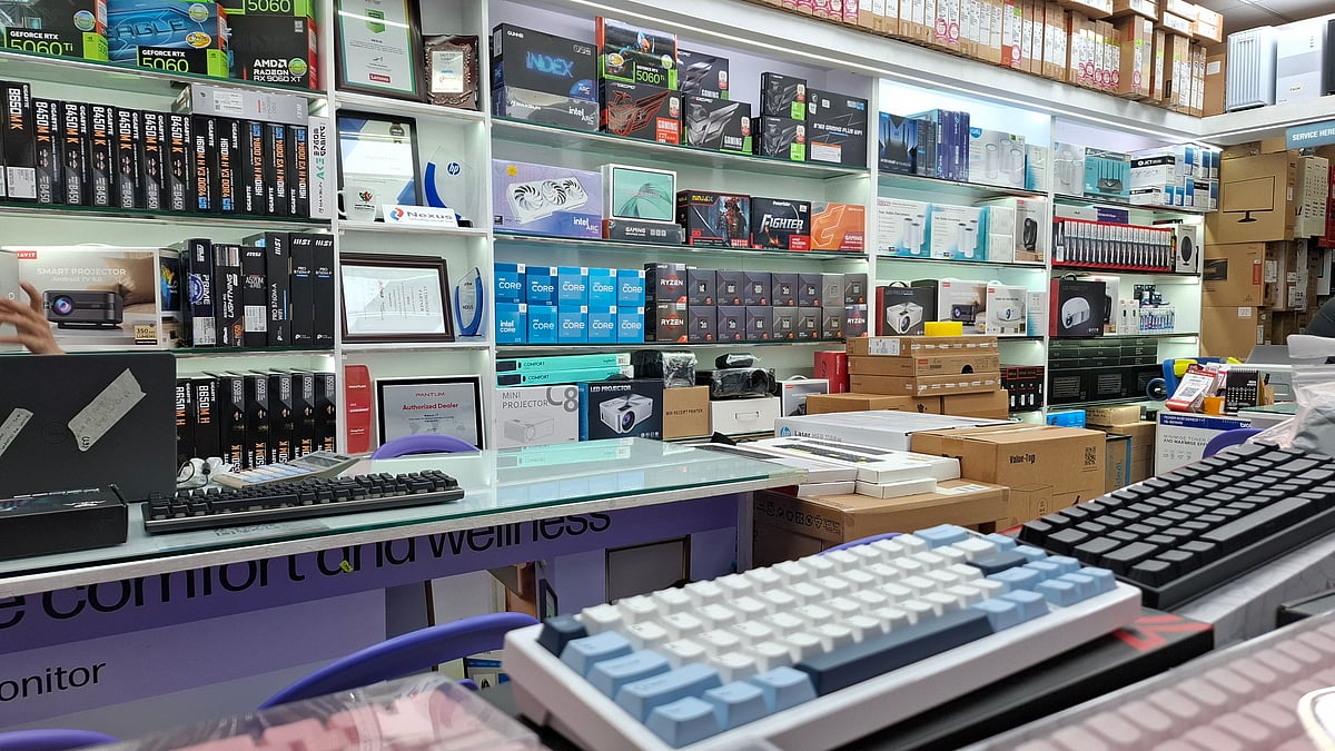 ঢাকার কম্পিউটার বাজারে গ্রাফিকস কার্ড ছাড়া অন্যান্য প্রযুক্তিপণ্যের দাম অপরিবর্তিত রয়েছে। ইসিএস কম্পিউটার সিটি থেকে তোলা