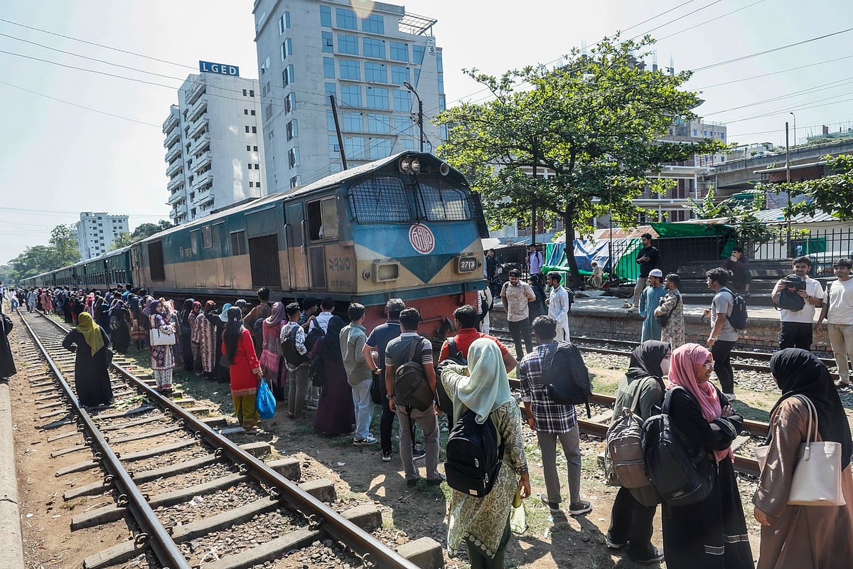 যান্ত্রিক গোলোযোগের কারণে স্টেশনে দেরিতে এসে পৌঁছায় ট্রেন। এতে অনেকেই ঠিক সময়ে ক্যাম্পাসে পৌঁছাতে পারেননি। আজ সকাল সাড়ে নয়টায় চট্টগ্রাম নগরের ষোলোশহর স্টেশনে