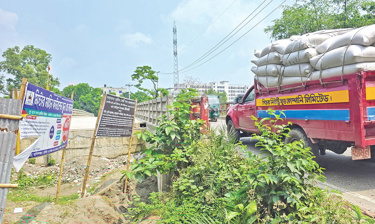 মানিকগঞ্জ সদরে নির্মাণাধীন সেতুর সংযোগ সড়ক নির্মাণ বন্ধ থাকায় নতুন সেতু কাজে আসছে না। গত শনিবার দুপুরে মানিকগঞ্জ বাসস্ট্যান্ড-বাংলাদেশ হাট সড়কের জয়রা এলাকায়
