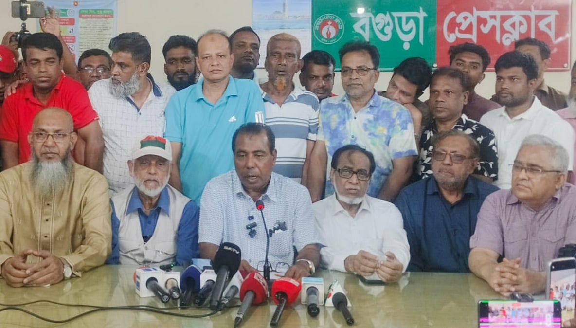 বগুড়া -৬ ( সদর) আসনে উপনির্বাচনে বিএনপি মনোনীত ধানের শীষের প্রার্থী রেজাউল করিমের সংবাদ সম্মেলন। বুধবার দুপুরে বগুড়া প্রেসক্লাবে