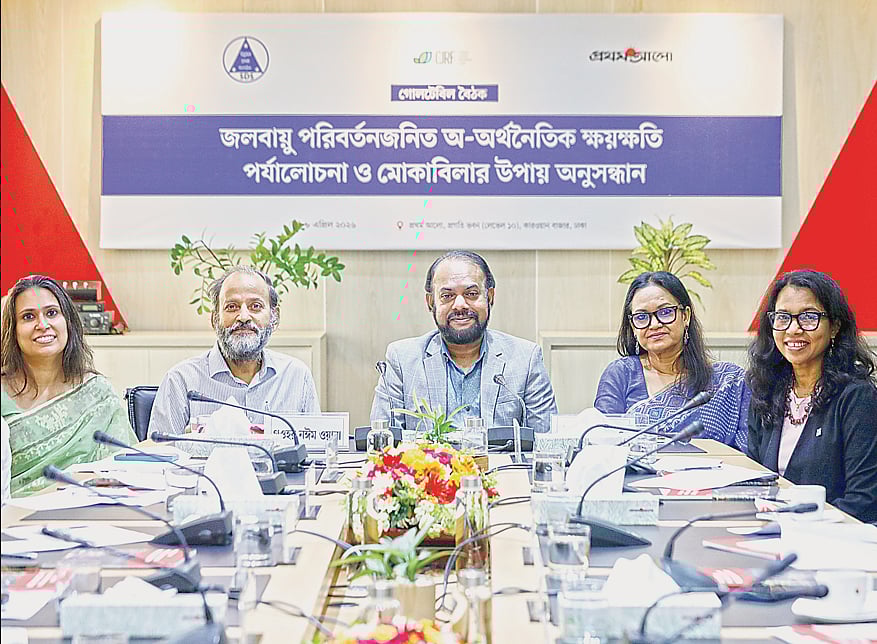 গোলটেবিল বৈঠকে (বাঁ থেকে) নুজহাত জাবীন, গওহার নঈম ওয়ারা, জিয়াউল হক, রাবেয়া বেগম ও কবিতা বোস। গতকাল ঢাকায় প্রথম আলো কার্যালয়ে