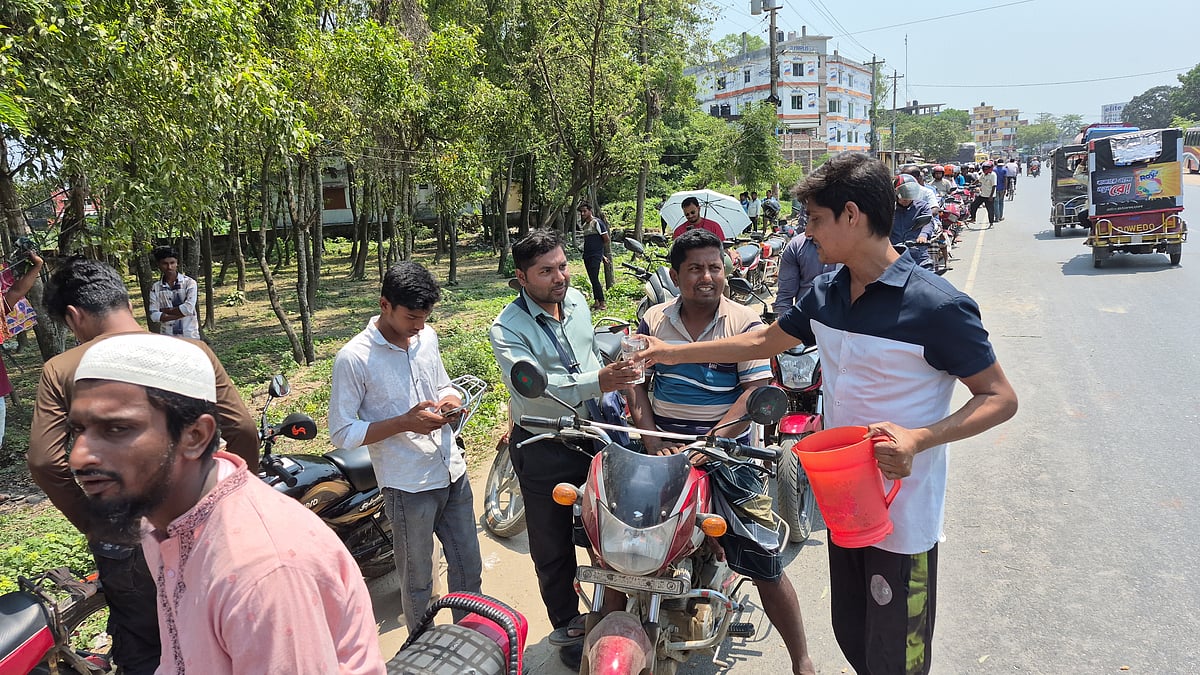 চৈত্রের কাঠফাটা রোদের মধ্যে জ্বালানি তেল নিতে ফিলিং স্টেশনের মোটরসাইকেল চালকদের অপেক্ষা। জগ ও গ্লাস হাতে তৃষ্ণার্ত এসব মানুষকে ঠাণ্ডা পানি পান করাচ্ছেন স্থানীয় যুবক কাজল হোসেন । দিনাজপুরের বিরামপুর পৌরশহরের কলাবাগান এলাকায় মেসার্স সরকার ফিলিং স্টেশনের সামনে
