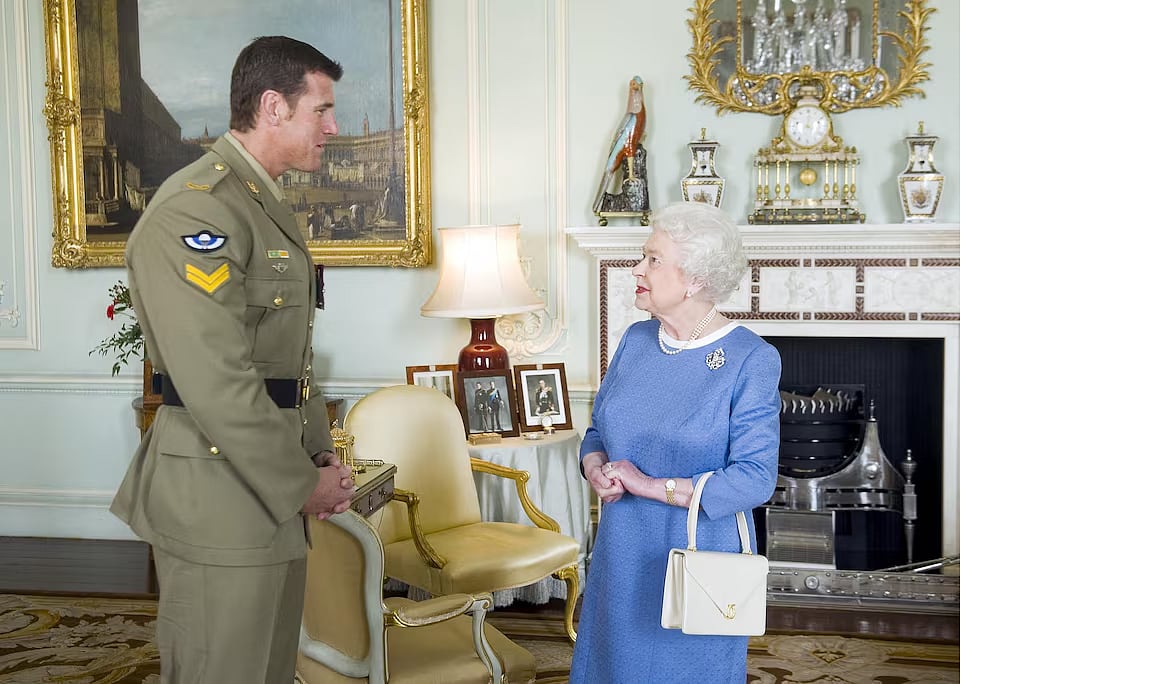 ব্রিটেনের রানি দ্বিতীয় এলিজাবেথের সঙ্গে সৌজন্য সাক্ষাতে অস্ট্রেলিয়ান এসএএস কর্পোরাল বেন রবার্টস-স্মিথ (বাঁয়ে)। অস্ট্রেলিয়ার সর্বোচ্চ সামরিক সম্মাননা ভিক্টোরিয়া ক্রসে ভূষিত হওয়ার পর তিনি রানির সঙ্গে সাক্ষাতের সুযোগ পান। ১৫ নভেম্বর ২০১১